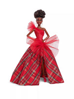 Barbie Signature 2024 Holiday Fashion Doll - Rjavi lasje s karirasto obleko (HRM62)
