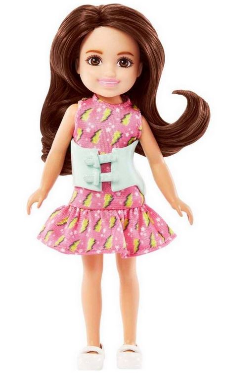 Mattel Barbie Chelsea - Majhna punčka z opornico za skoliozo (HKD90)