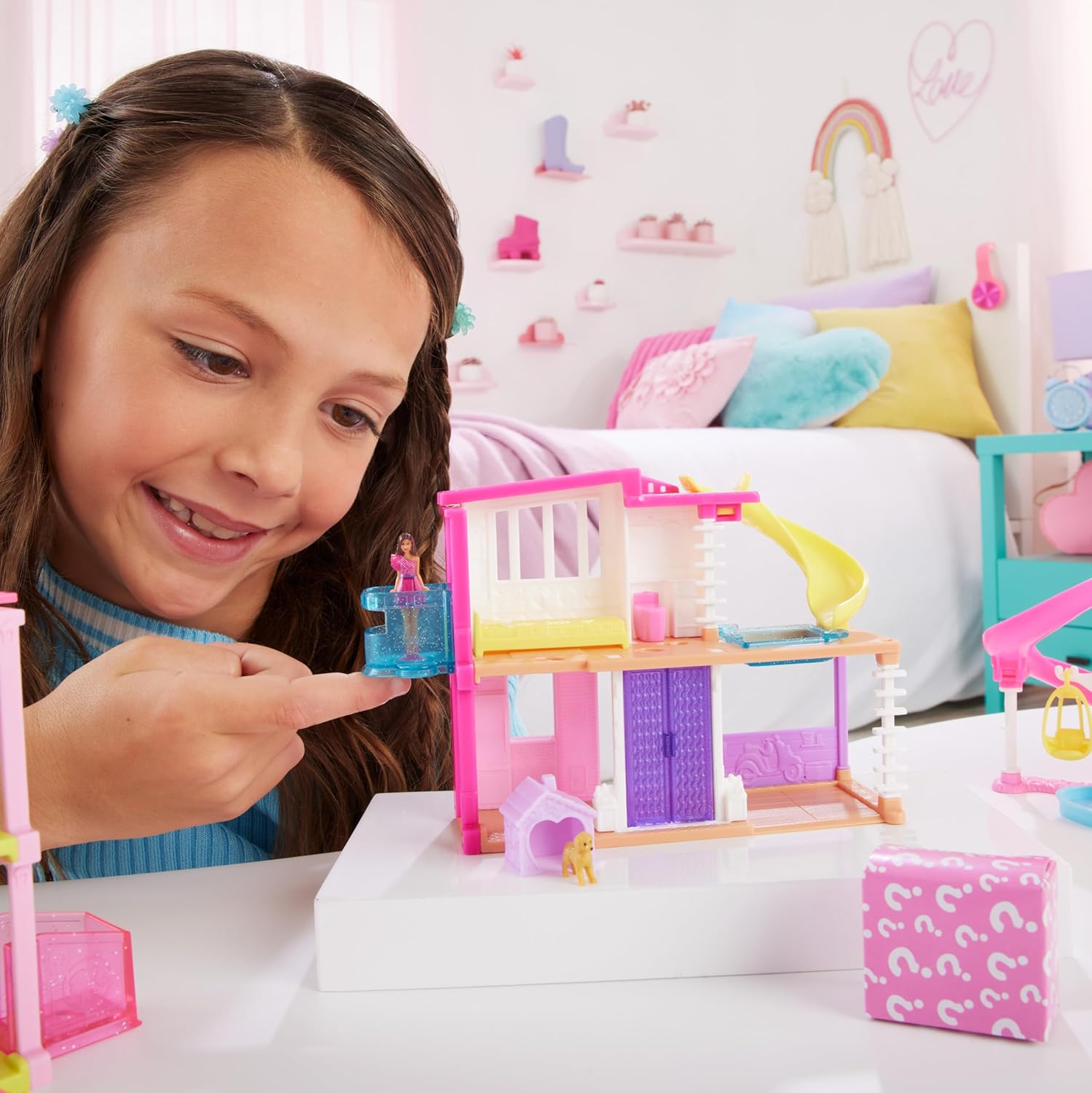 Mattel Barbie: Мини BarbieLand - Къща, Кукла и Аксесоари (HYF47)